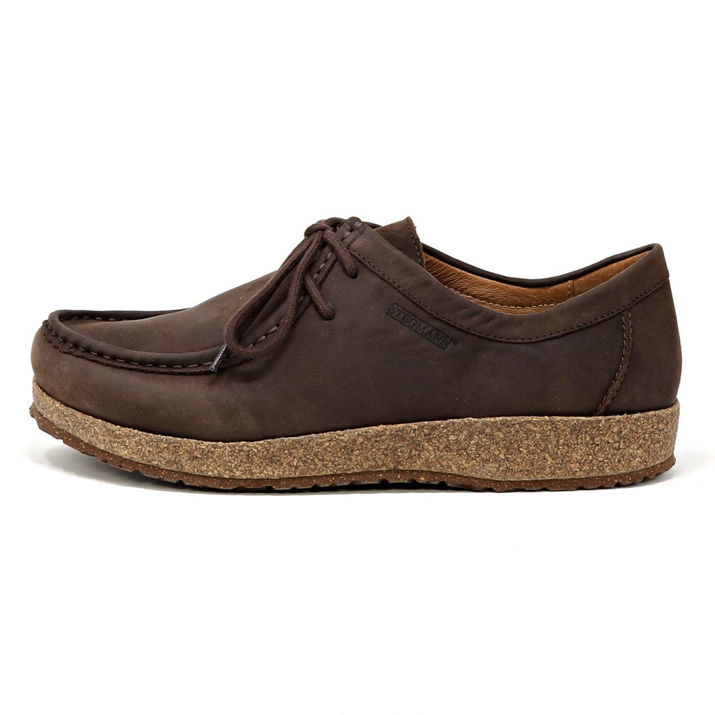 The Women's 'Mainz' Moc Shoe is crafted from brown oiled leather, featuring a cork sole and moc stitch design. This lace-up style showcases visible stitching and includes an UltraComfort footbed for all-day comfort.